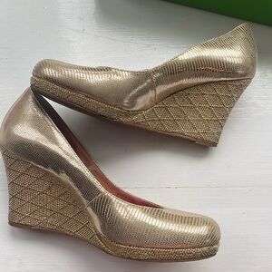 Lilly Pulitzer Gold Textured Women's wedges